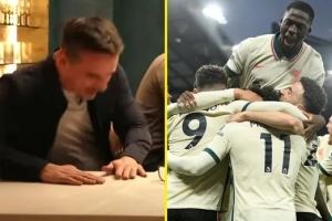 这😂内维尔打赌失败,被迫在曼联0-5利物浦的球票上签名