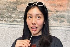 古灵精怪!张茹晒美照:健康🥮团圆 不想吃月饼?来喝胡辣汤
