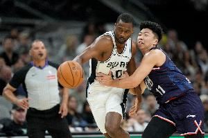 打得可以!刘颜诚5中2拿到5分3板1助