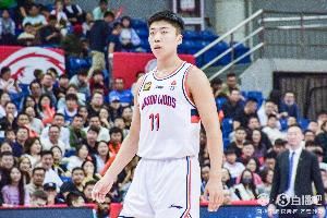 国产神射!刘颜诚半场三分球4投全中 轰下12分助队紧咬比分