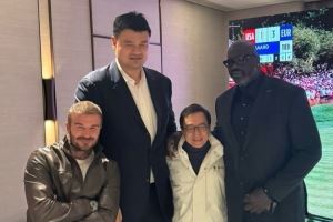 跨界联动!贝克汉姆晒与姚明&奥尼尔&成龙合影:见到了三位传奇